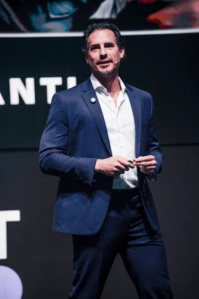 Miguel Cavalcanti no palco durante um evento do agronegócio